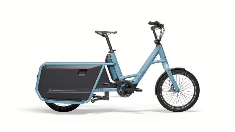 QiO Long P9 E-Cargorad in Retro Blue Matt – Cargo E-Bike mit MIK HD Gepäckträger