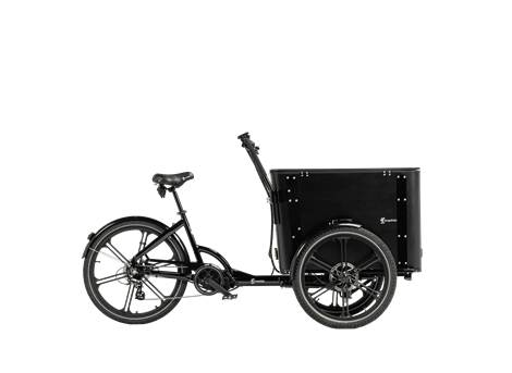 Cargobike DeLight Box E-Lastenrad Dreirad schwarz – Heckperspektive mit geöffnetem Deckel und freier Ladefläche