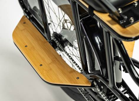 Cargobike Seitentrittbretter für das Longtail Varia – Detailansicht von Befestigung und Holzoberfläche
