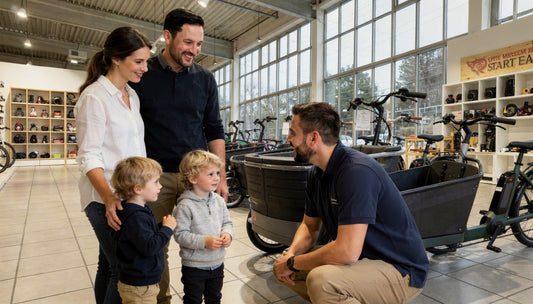 Familie zur Probefahrt in der Cycle Lounge