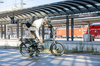 Tern Vektron E-Faltrad gefaltet in der Bahn