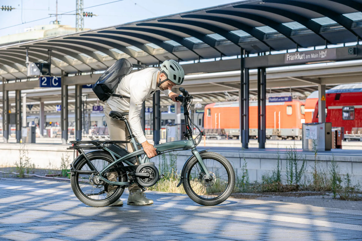 Tern Vektron E-Faltrad gefaltet in der Bahn