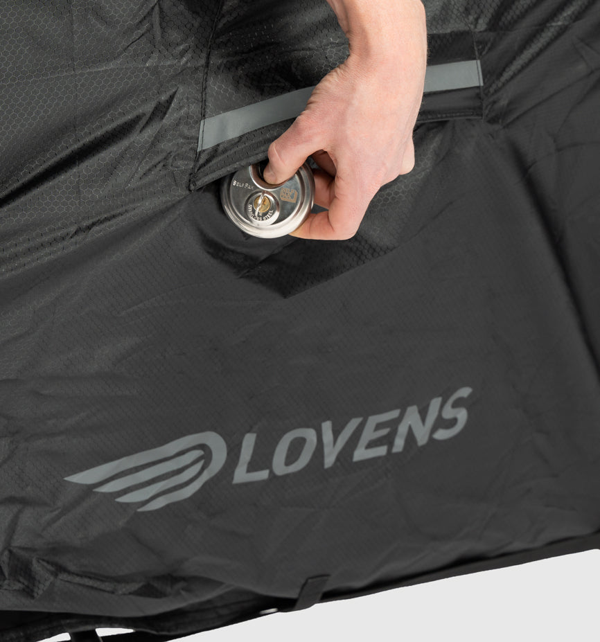 Lovens Explorer Bike Cover Abdeckplane – Seitenansicht des abgedeckten Lastenrads