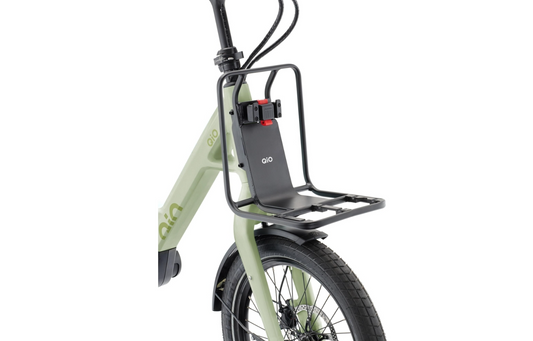 QiO Transportgepäckträger LUK schwarz matt – am Steuerrohr eines grünen QiO montiert, mit KLICKfix-Adapter
