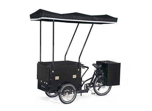 Cargobike Café Verkaufs-Lastenrad schwarz – Schrägansicht mit Ladebox, Markise und Heckstaufach