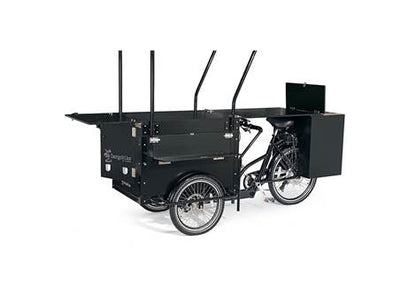 Cargobike Café – Frontschrägansicht mit geöffneter Arbeitsplatte und Heckstaufach