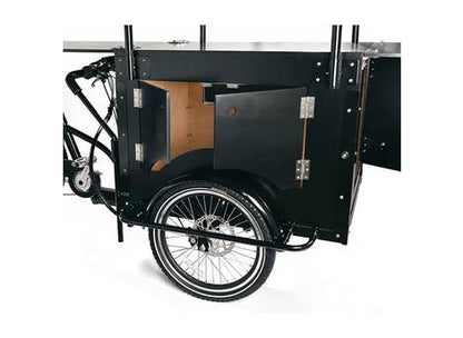 Cargobike Café – geöffnete Fronttür mit Holzinnenraum und Schloss