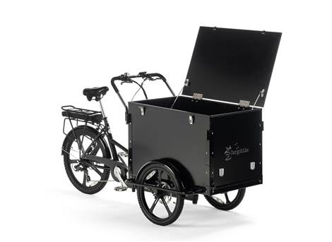 Cargobike Classic Box E-Lastenrad Dreirad schwarz – Schrägansicht rechts mit geöffneter Ladebox