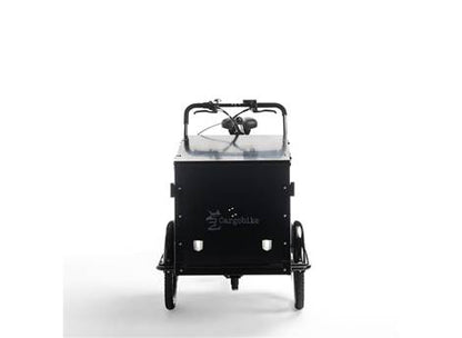 Cargobike Classic Box E-Lastenrad Dreirad schwarz – Frontansicht mit Lenker und geschlossener Ladebox