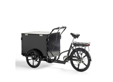 Cargobike Classic Box E-Lastenrad Dreirad schwarz – Schrägansicht links mit geschlossener Ladebox
