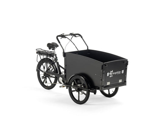 Cargobike Classic Dog E-Lastenrad Dreirad schwarz – Schrägansicht rechts mit geschlossener Transportbox