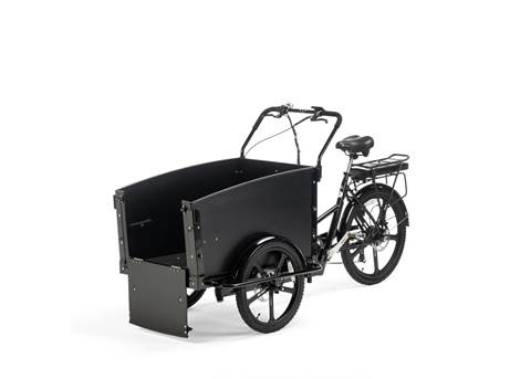 Cargobike Classic Dog E-Lastenrad Dreirad schwarz – Schrägansicht links mit geöffneter Einstiegsklappe