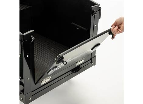 Cargobike Classic Dog – aufklappbare Einstiegsklappe der Transportbox wird geöffnet