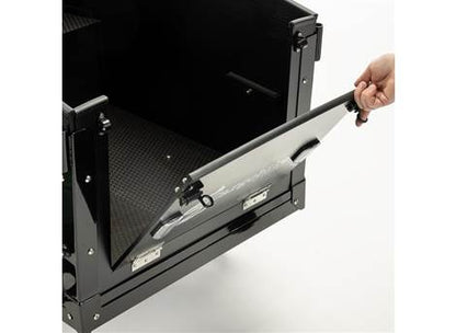 Cargobike Classic Dog – aufklappbare Einstiegsklappe der Transportbox wird geöffnet