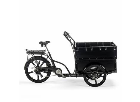 Cargobike Classic Kindergarten E-Lastenrad Dreirad schwarz – Seitenansicht mit Box über den Rädern