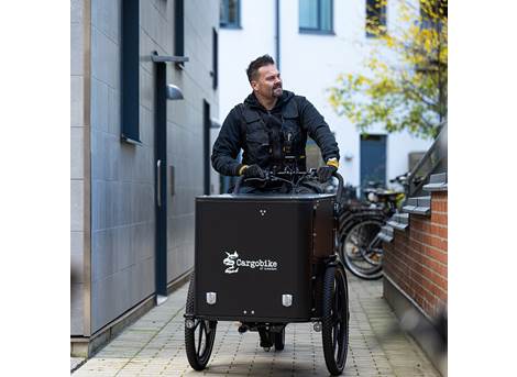 Cargobike DeLight Box – geöffneter Deckel mit Scharnieren und Sattel