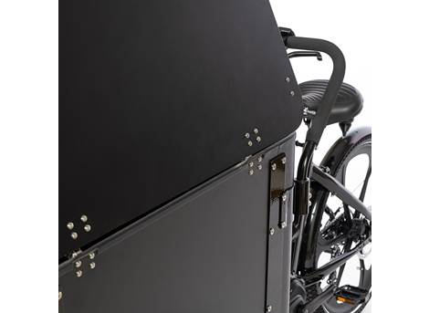 Cargobike DeLight Box – Innenansicht der Transportbox mit entnehmbarem 705-Wh-Akku