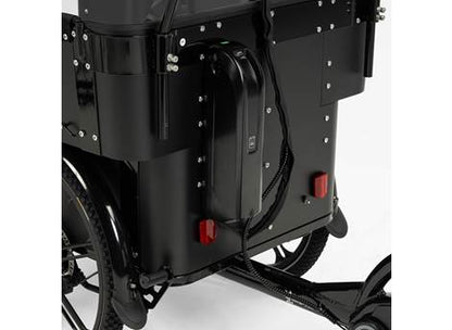 Cargobike DeLight Kindergarten – Akku außen an der Box mit Ladeanschluss