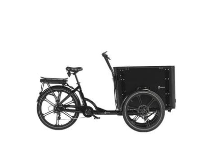 Cargobike Flex Box E-Lastenrad Dreirad schwarz – Schrägansicht rechts mit geschlossener Transportbox
