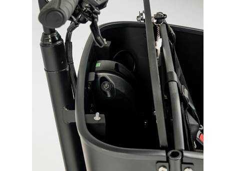 Cargobike Long Lite – Akku und Ladeanschluss im Boxinneren