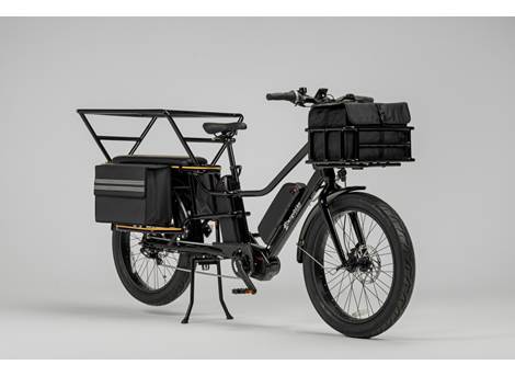 Cargobike Longtail Varia – Schrägansicht von hinten mit Seitentaschen