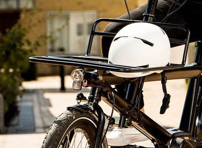 Cargobike Frontträger am Delivery montiert, mit Helm beladen – Seitenansicht