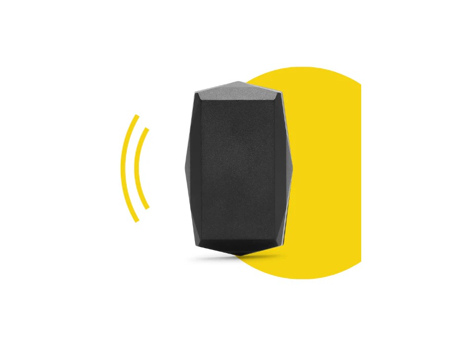 Gemstone GPS-Tracker – schwarzes kompaktes Ortungsgerät vor gelbem Hintergrund mit Funkwellen-Symbol