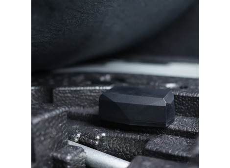 Gemstone GPS-Tracker verdeckt zwischen schwarzen Bauteilen eingebaut