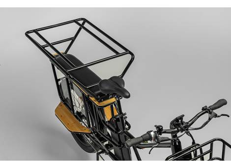 Cargobike Schutzrahmen auf der hinteren Sitzbank eines Longtail Varia montiert – Ansicht von schräg hinten