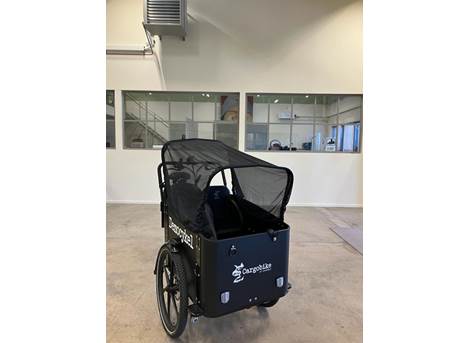 Cargobike Sonnenschutz 4 Kinder – auf einem Flex mit abgerundeter Box montiert