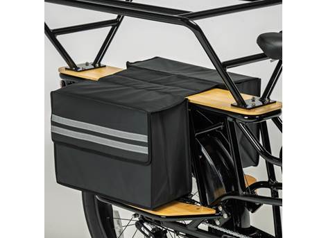 Cargobike Doppelpacktasche am Longtail Varia montiert, am Hinterrad