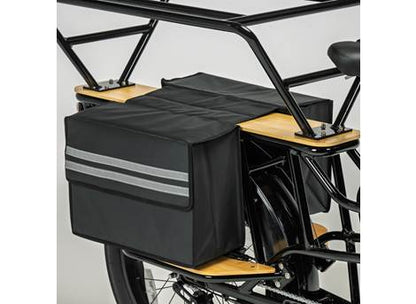 Cargobike Doppelpacktasche am Longtail Varia montiert, am Hinterrad