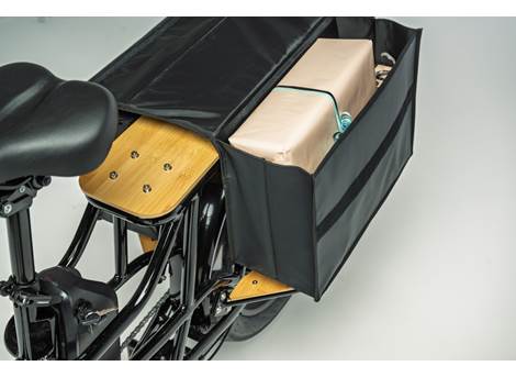 Cargobike Doppelpacktasche am Longtail Varia, geöffnet und mit Paketen beladen – Seitenansicht