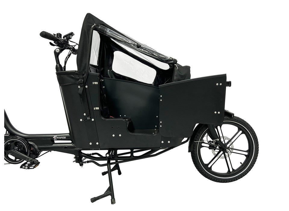 Cargobike Verdeck Long Lite in Schwarz mit geöffneter Frontseite und Klarsichtfenster, montiert auf einem Long Lite