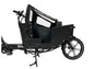 Cargobike Verdeck Long Lite in Schwarz mit geöffneter Frontseite und Klarsichtfenster, montiert auf einem Long Lite